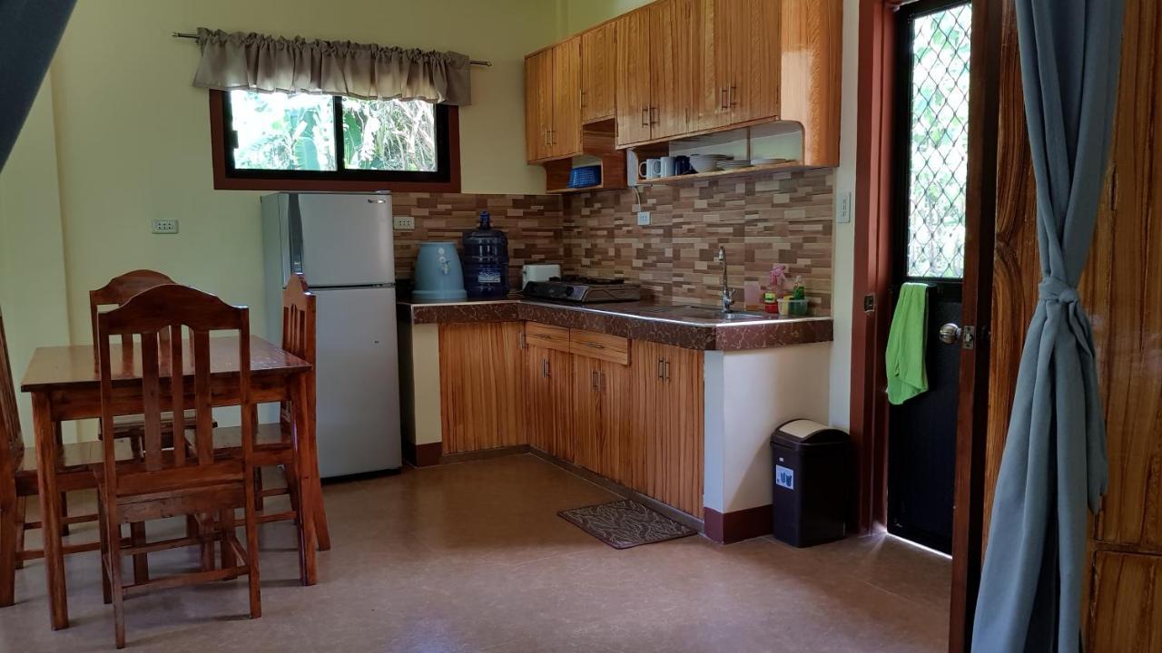 Paco'S Garden Home Stay Мамбахао Екстер'єр фото