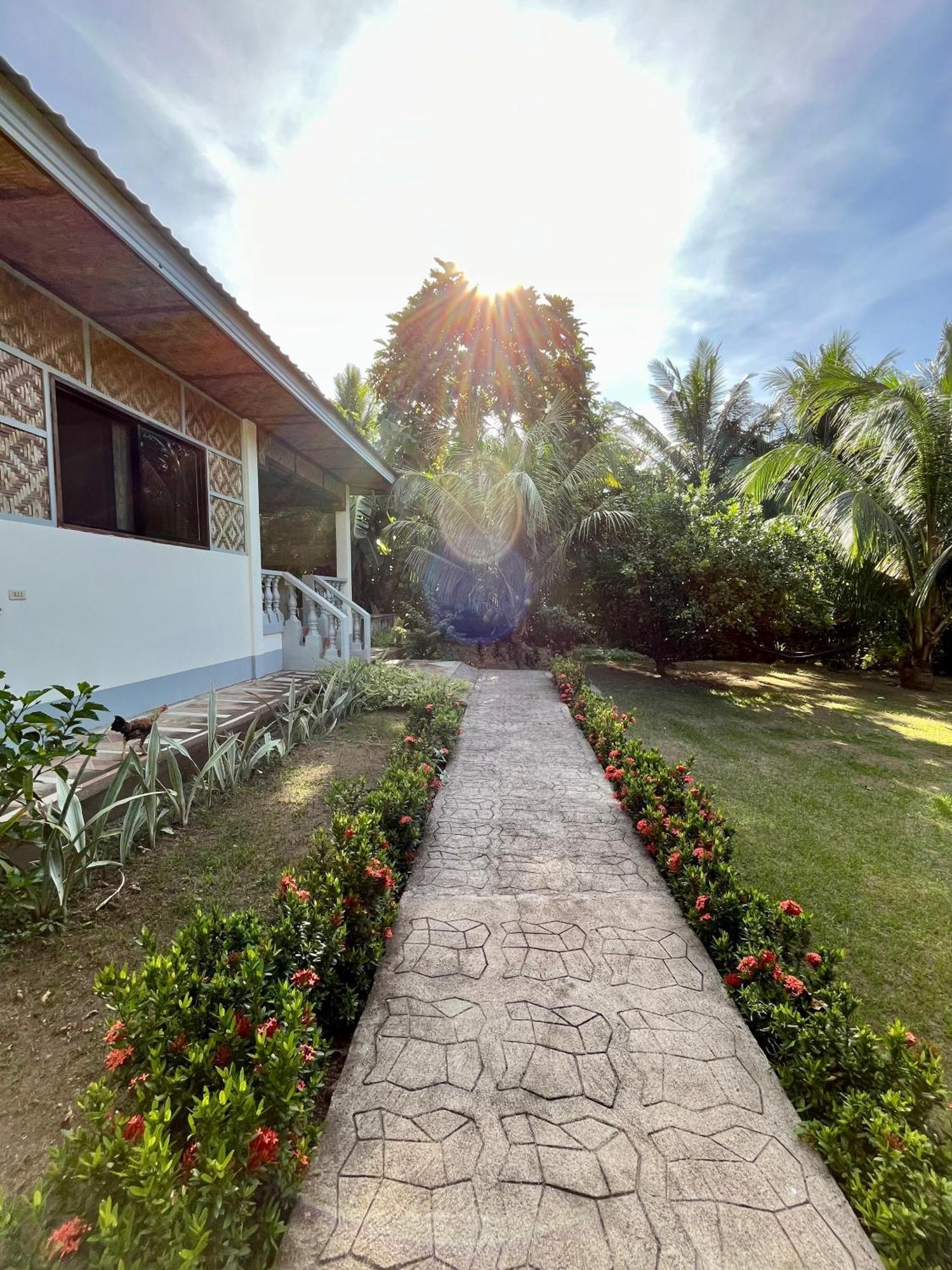 Paco'S Garden Home Stay Мамбахао Екстер'єр фото