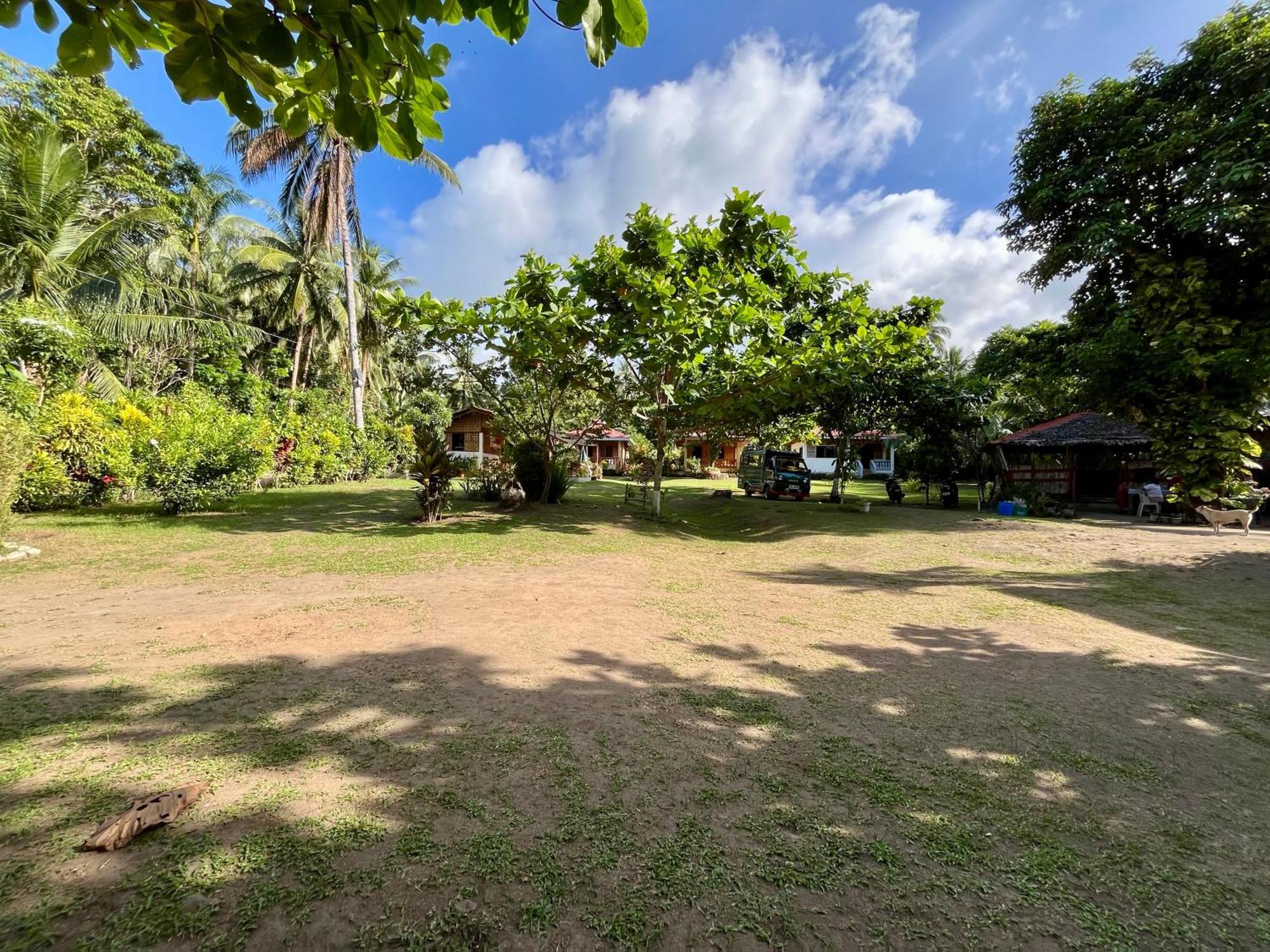 Paco'S Garden Home Stay Мамбахао Екстер'єр фото